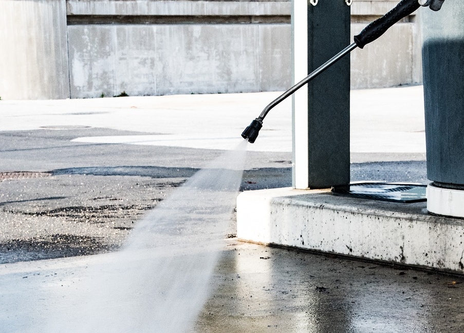 High pressure washer or pressure washing